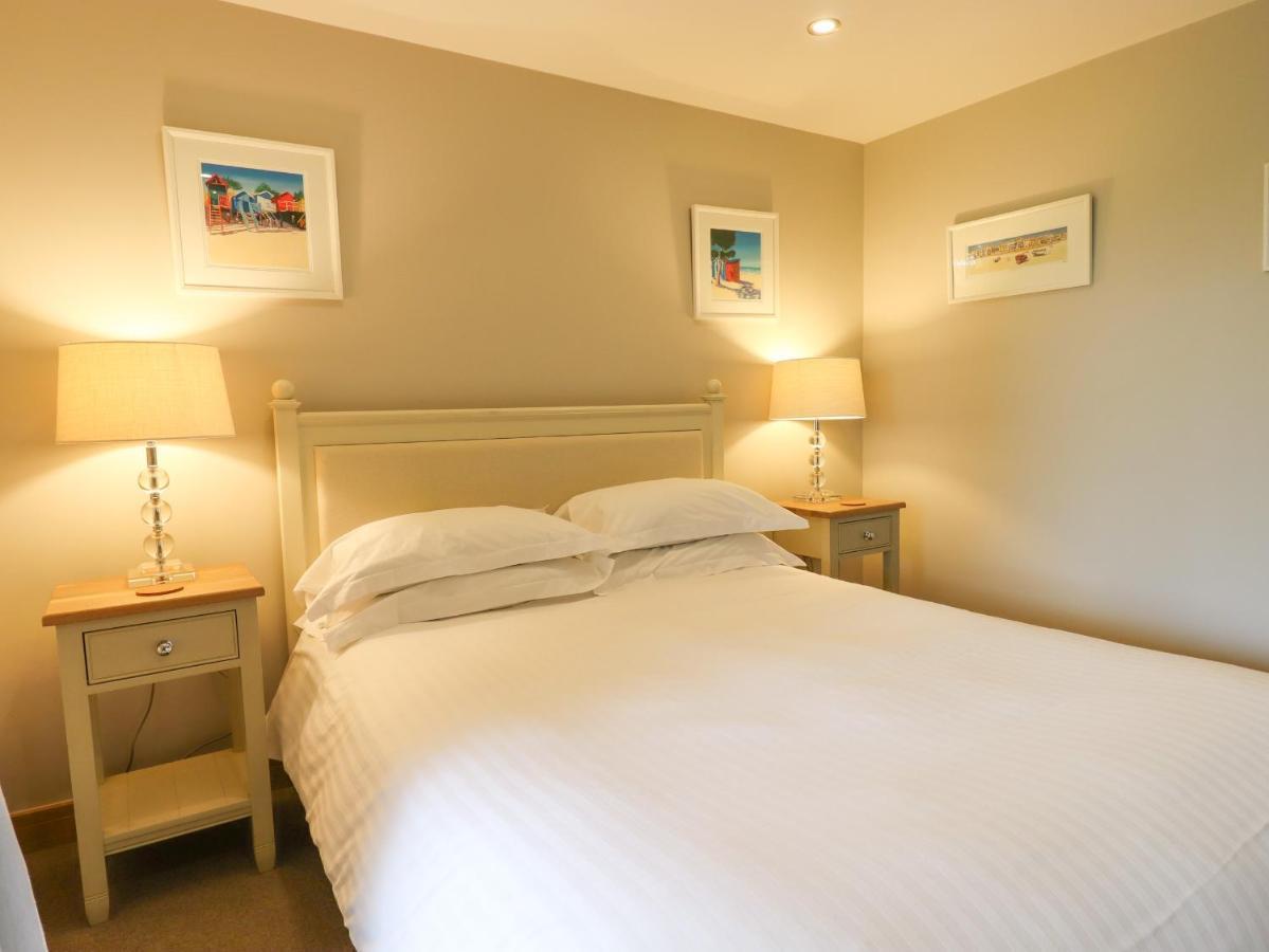 Swandown, 20 Poldon Villa Чард Екстериор снимка