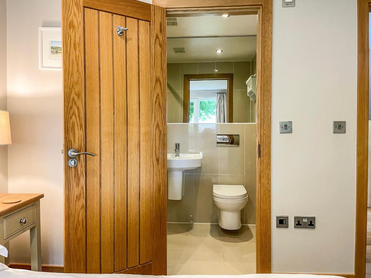 Swandown, 20 Poldon Villa Чард Екстериор снимка